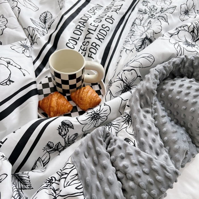 91家纺网 家纺一手货源 找家纺 星期八 2022新款豆豆夏被包边款 黑茶横条