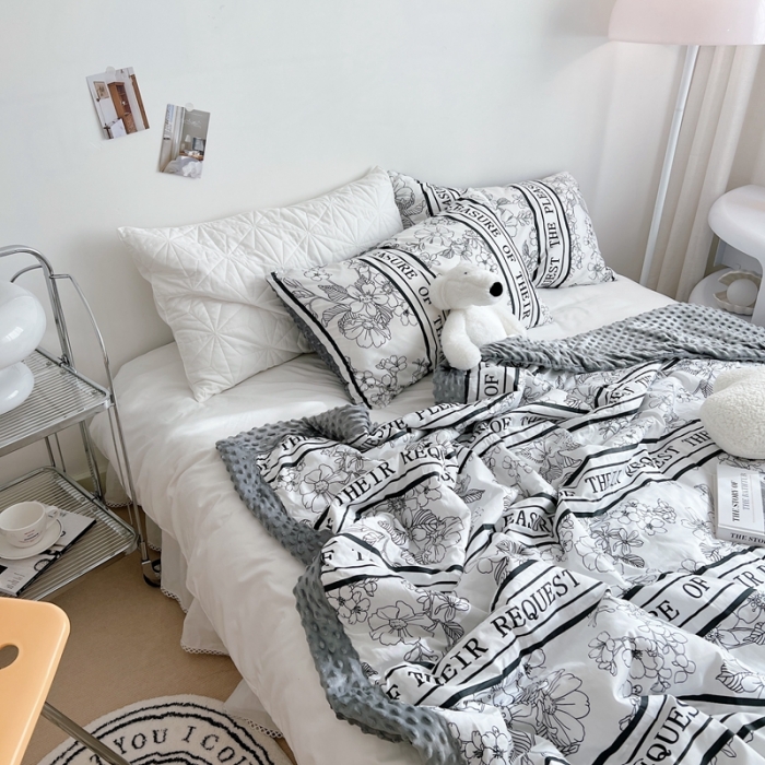 91家纺网 家纺一手货源 找家纺 星期八 2022新款豆豆夏被包边款 黑茶竖条