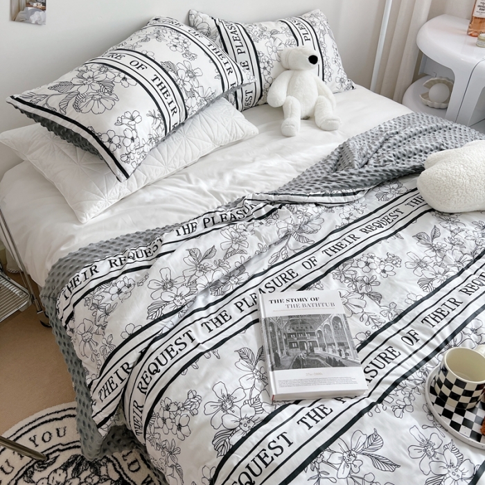 91家纺网 家纺一手货源 找家纺 星期八 2022新款豆豆夏被包边款 黑茶竖条