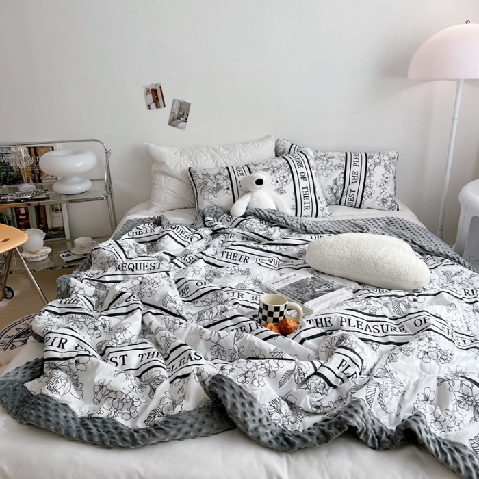 91家纺网 家纺一手货源 找家纺 星期八 2022新款豆豆夏被包边款 黑茶竖条