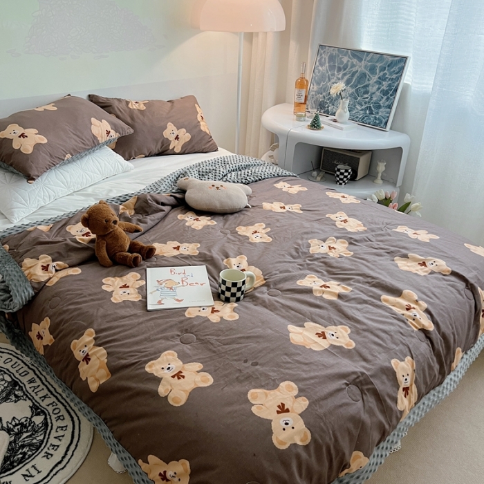 91家纺网 家纺一手货源 找家纺 星期八 2022新款豆豆夏被包边款 咖啡熊