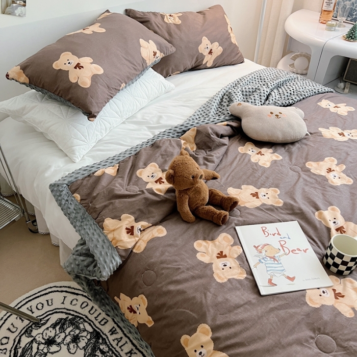 91家纺网 家纺一手货源 找家纺 星期八 2022新款豆豆夏被包边款 咖啡熊