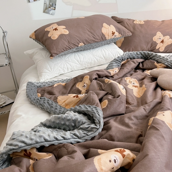91家纺网 家纺一手货源 找家纺 星期八 2022新款豆豆夏被包边款 咖啡熊