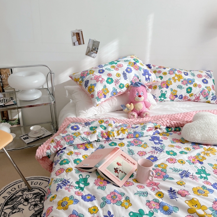 91家纺网 家纺一手货源 找家纺 星期八 2022新款豆豆夏被包边款 快乐小兔