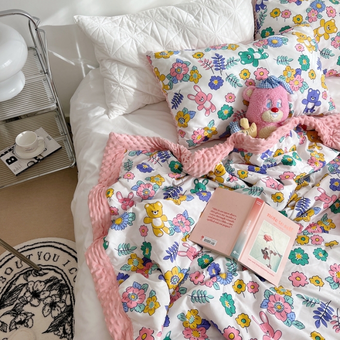 91家纺网 家纺一手货源 找家纺 星期八 2022新款豆豆夏被包边款 快乐小兔