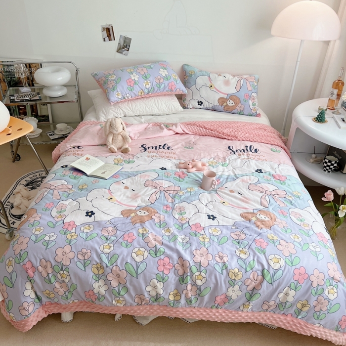 91家纺网 家纺一手货源 找家纺 星期八 2022新款豆豆夏被包边款 奶油兔