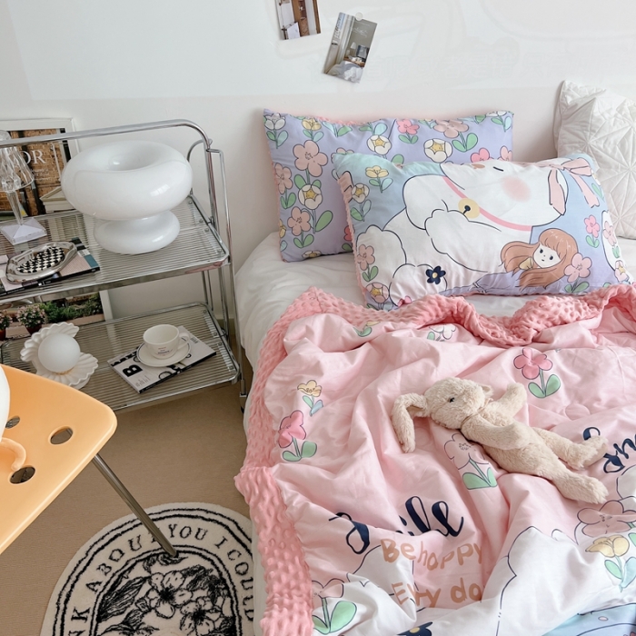 91家纺网 家纺一手货源 找家纺 星期八 2022新款豆豆夏被包边款 奶油兔