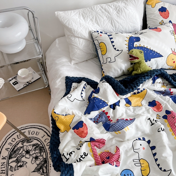 91家纺网 家纺一手货源 找家纺 星期八 2022新款豆豆夏被包边款 小恐龙