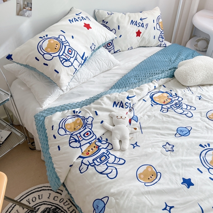 91家纺网 家纺一手货源 找家纺 星期八 2022新款豆豆夏被包边款 宇宙熊