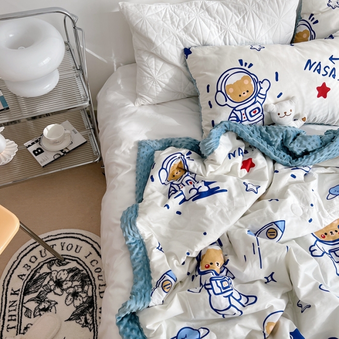 91家纺网 家纺一手货源 找家纺 星期八 2022新款豆豆夏被包边款 宇宙熊