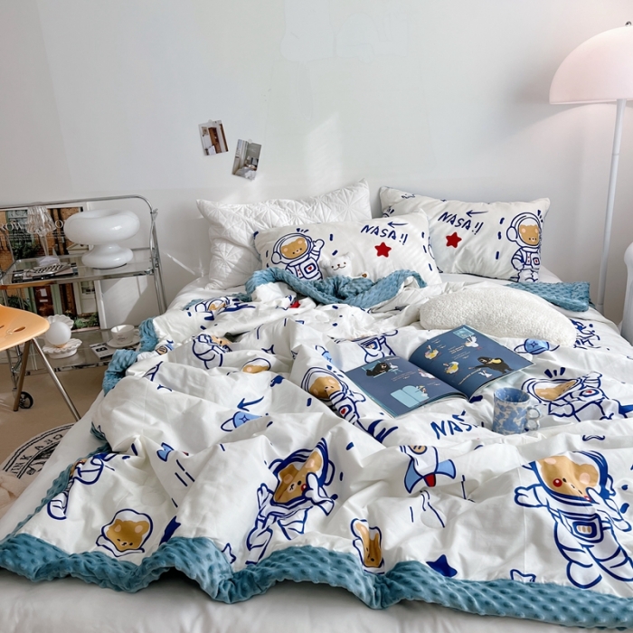 91家纺网 家纺一手货源 找家纺 星期八 2022新款豆豆夏被包边款 宇宙熊