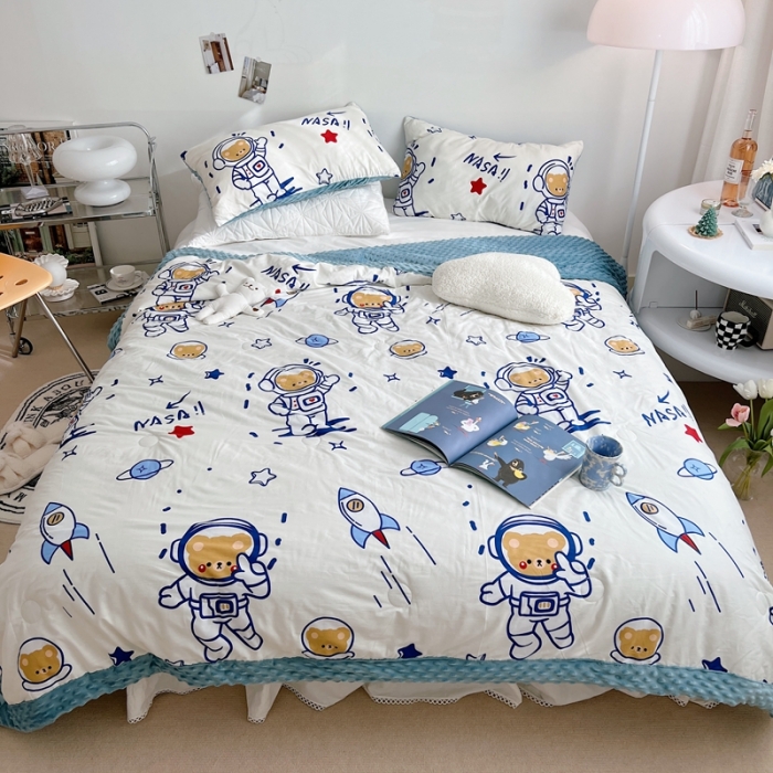 91家纺网 家纺一手货源 找家纺 星期八 2022新款豆豆夏被包边款 宇宙熊