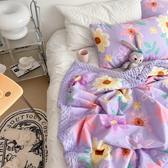 91家纺网 家纺一手货源 找家纺 星期八 2022新款豆豆夏被包边款 紫色花