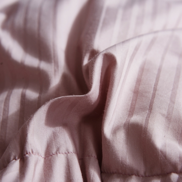 91家纺网 家纺一手货源 找家纺 羽仙子2023新款100支全棉缎条羽绒被鹅绒被冬被春秋被 豆沙