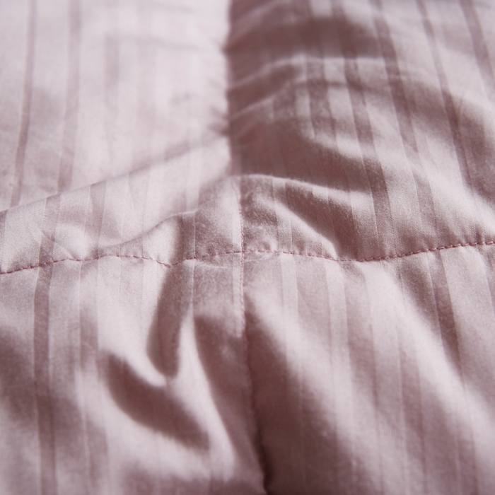 91家纺网 家纺一手货源 找家纺 羽仙子2023新款100支全棉缎条羽绒被鹅绒被冬被春秋被 豆沙