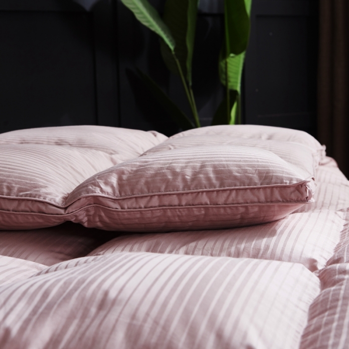 91家纺网 家纺一手货源 找家纺 羽仙子2023新款100支全棉缎条羽绒被鹅绒被冬被春秋被 豆沙
