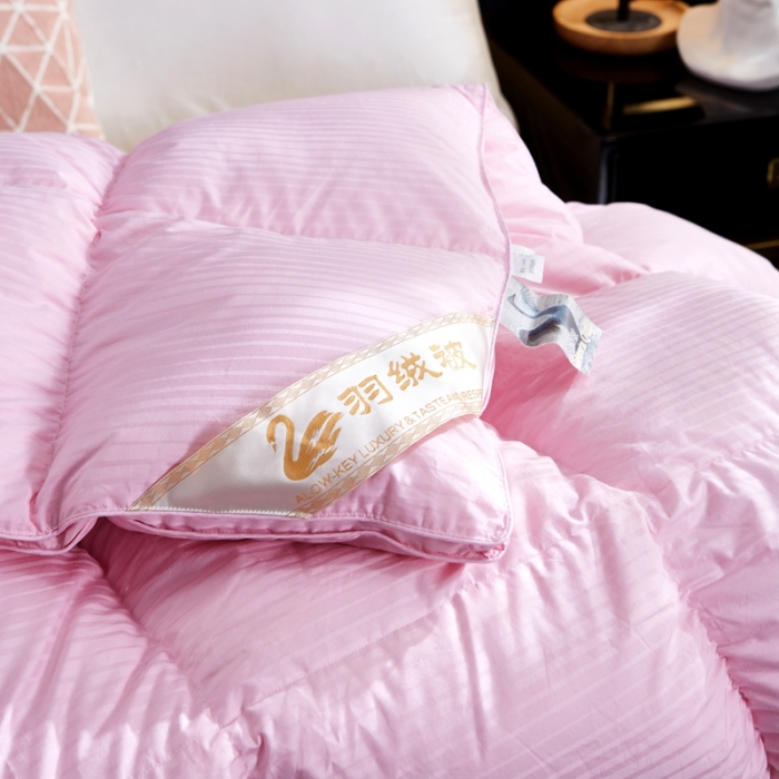 91家纺网 家纺一手货源 找家纺 羽仙子2023新款100支全棉缎条羽绒被鹅绒被冬被春秋被 粉色