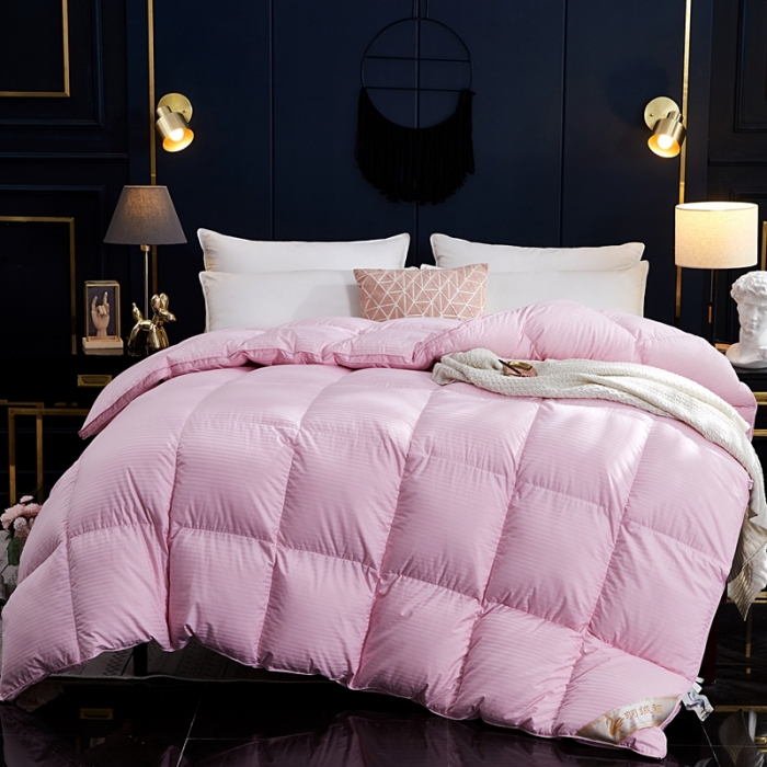 91家纺网 家纺一手货源 找家纺 羽仙子2023新款100支全棉缎条羽绒被鹅绒被冬被春秋被 粉色