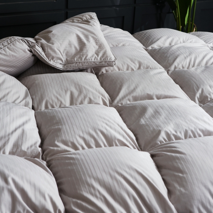 91家纺网 家纺一手货源 找家纺 羽仙子2023新款100支全棉缎条羽绒被鹅绒被冬被春秋被 银色