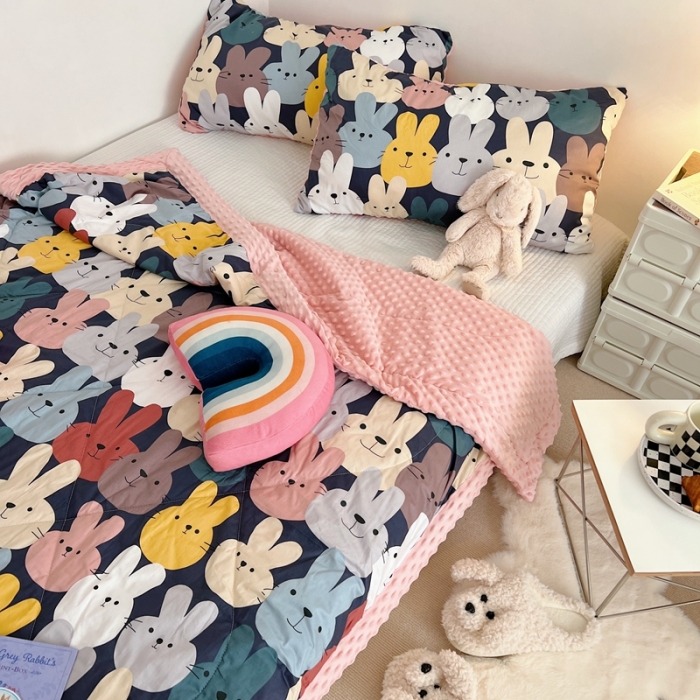 91家纺网 家纺一手货源 找家纺 星期八 2022新款豆豆夏被包边款 帮帮兔