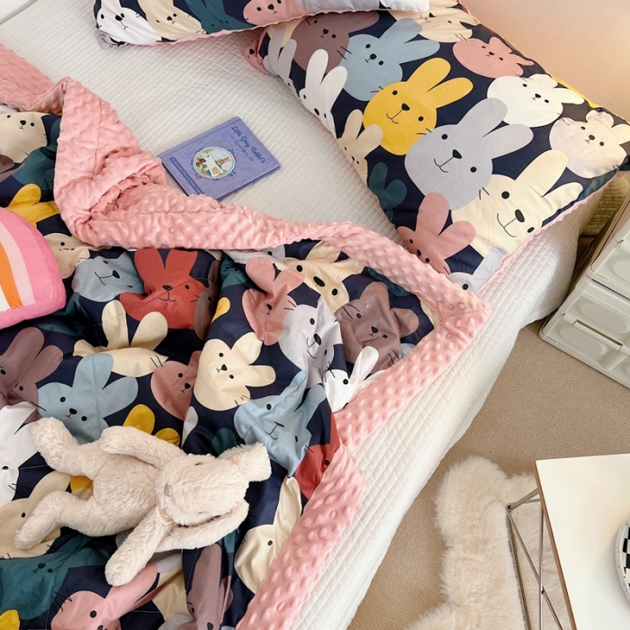 91家纺网 家纺一手货源 找家纺 星期八 2022新款豆豆夏被包边款 帮帮兔