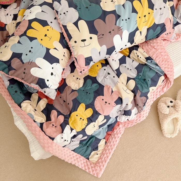 91家纺网 家纺一手货源 找家纺 星期八 2022新款豆豆夏被包边款 帮帮兔