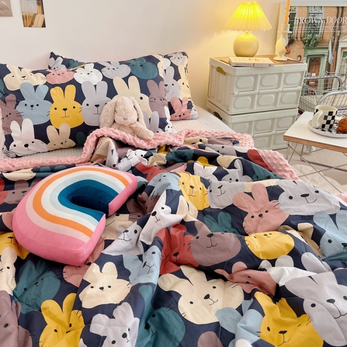 91家纺网 家纺一手货源 找家纺 星期八 2022新款豆豆夏被包边款 帮帮兔