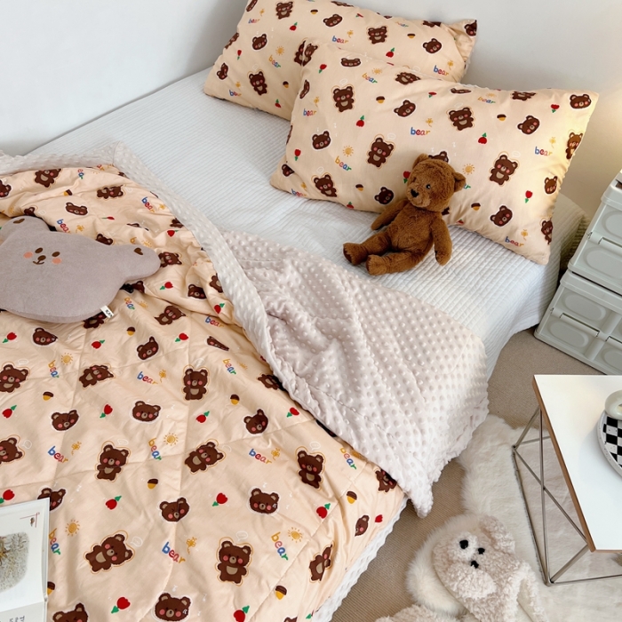 91家纺网 家纺一手货源 找家纺 星期八 2022新款豆豆夏被包边款 玫瑰熊