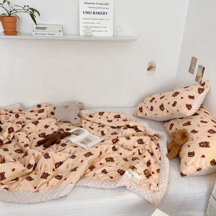 91家纺网 家纺一手货源 找家纺 星期八 2022新款豆豆夏被包边款 玫瑰熊