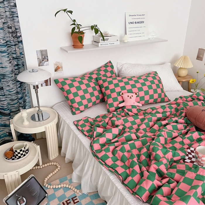 91家纺网 家纺一手货源 找家纺 星期八 2022新款棋盘格针织棉夏被 玫红绿格