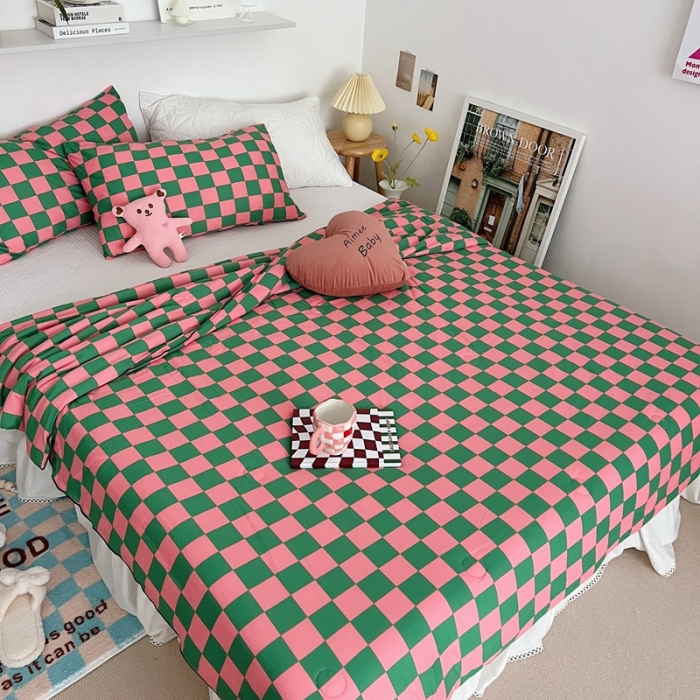 91家纺网 家纺一手货源 找家纺 星期八 2022新款棋盘格针织棉夏被 玫红绿格