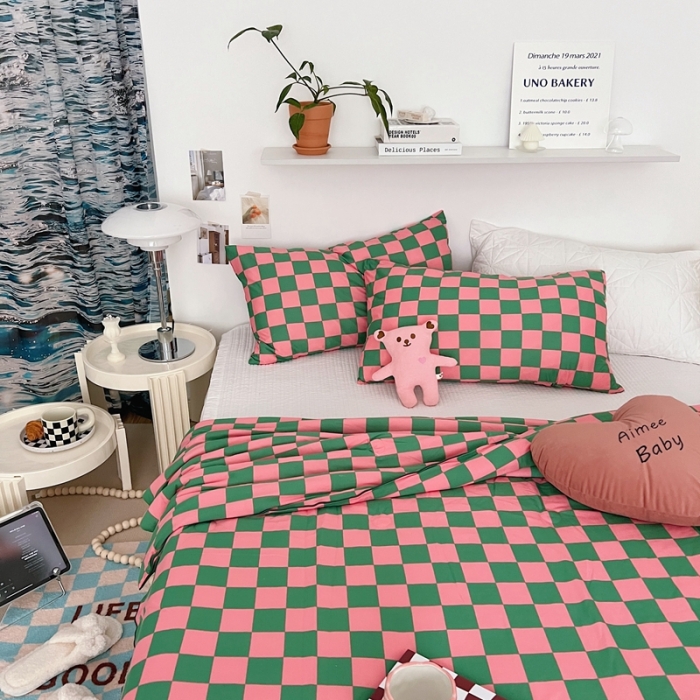 91家纺网 家纺一手货源 找家纺 星期八 2022新款棋盘格针织棉夏被 玫红绿格