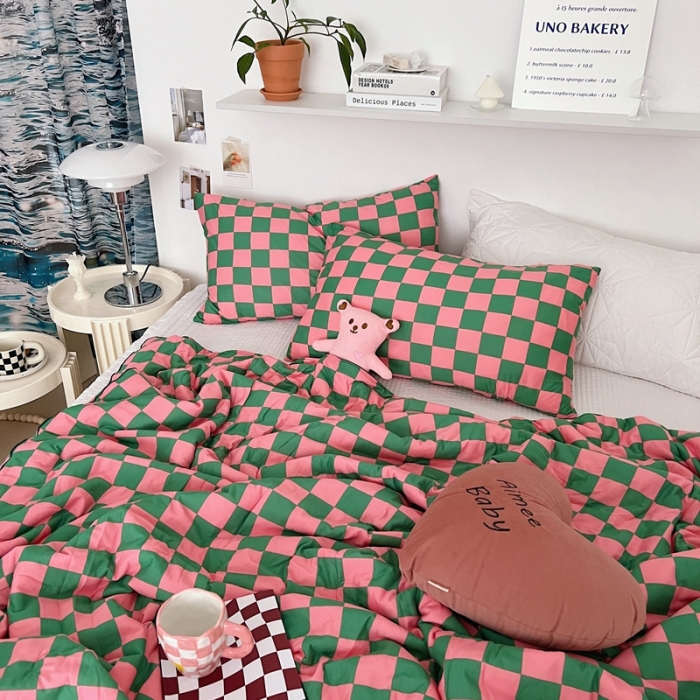 91家纺网 家纺一手货源 找家纺 星期八 2022新款棋盘格针织棉夏被 玫红绿格