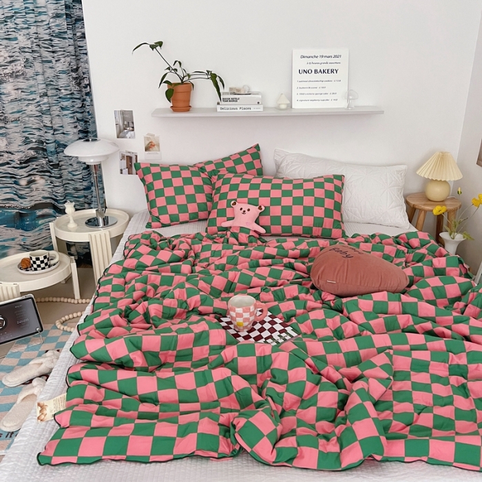 91家纺网 家纺一手货源 找家纺 星期八 2022新款棋盘格针织棉夏被 玫红绿格