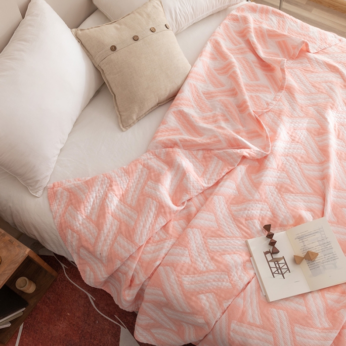 91家纺网 家纺一手货源 找家纺 朴尔2022新品塞尚风格全棉水洗棉三层纱布毛巾被 格里尼-粉