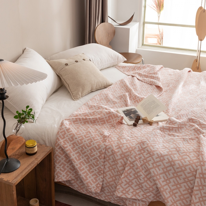 91家纺网 家纺一手货源 找家纺 朴尔2022新品塞尚风格全棉水洗棉三层纱布毛巾被 格林-粉