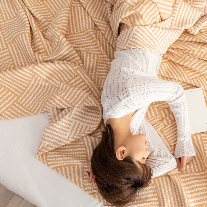 91家纺网 家纺一手货源 找家纺 朴尔2022新品塞尚风格全棉水洗棉三层纱布毛巾被 慕斯-黄