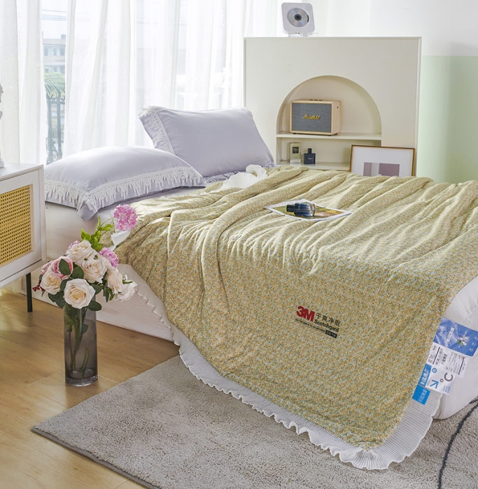 91家纺网 家纺一手货源 找家纺 丽卡家纺 2023新款凉感丝小香风大豆夏被 小香风-元气黄