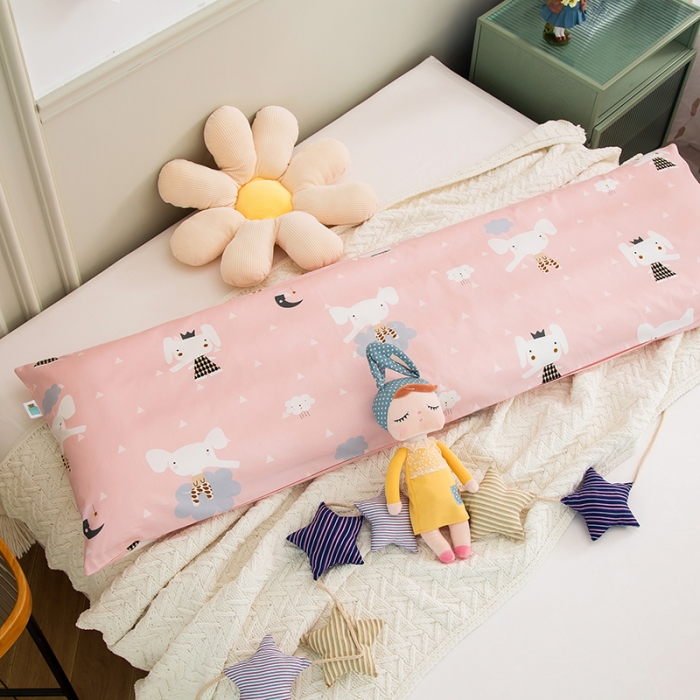 91家纺网 家纺一手货源 找家纺 良佐生活 2022新款A类60支全棉贡缎长枕套粉象安安