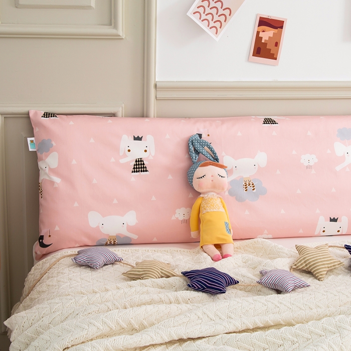 91家纺网 家纺一手货源 找家纺 良佐生活 2022新款A类60支全棉贡缎长枕套粉象安安