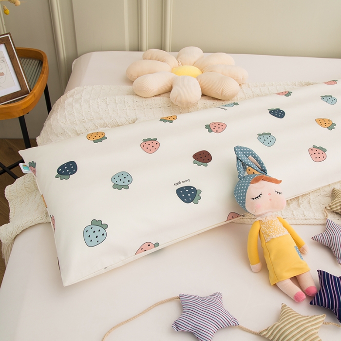 91家纺网 家纺一手货源 找家纺 良佐生活 2022新款A类60支全棉贡缎长枕套草莓小町