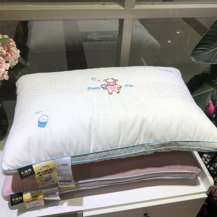 91家纺网 家纺一手货源 找家纺 （总）剑桥枕业 2022新款牛抱抱亲肤水洗枕芯
