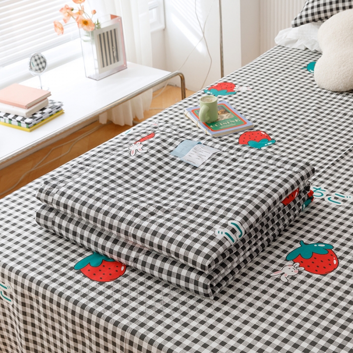 91家纺网 家纺一手货源 找家纺 莱宁被业2022新款13070纯棉抗菌夏凉被全棉夏被四件套 草莓兔