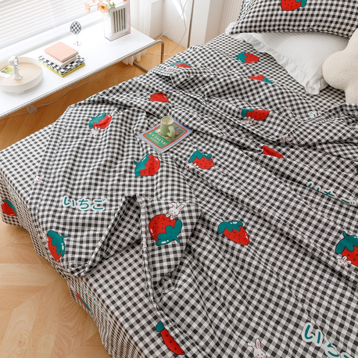 91家纺网 家纺一手货源 找家纺 莱宁被业2022新款13070纯棉抗菌夏凉被全棉夏被四件套 草莓兔