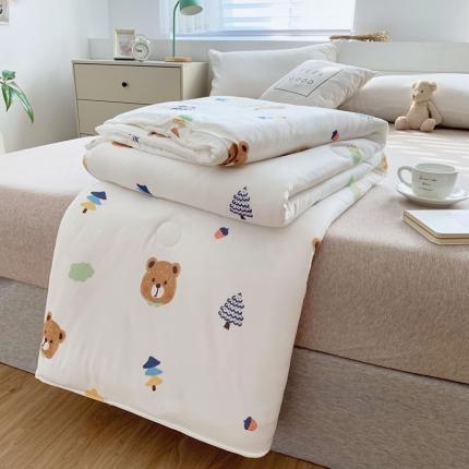 91家纺网 家纺一手货源 找家纺 佰亿莱 2024新款针织大豆纤维夏被 可爱小熊-白