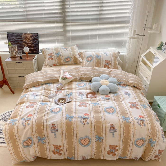 91家纺网 家纺一手货源 找家纺 昔可家纺 2022新款13070工艺款全棉四件套竖条蛋糕熊咖