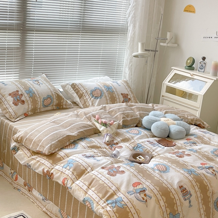 91家纺网 家纺一手货源 找家纺 昔可家纺 2022新款13070工艺款全棉四件套竖条蛋糕熊咖