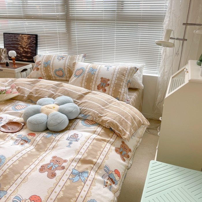 91家纺网 家纺一手货源 找家纺 昔可家纺 2022新款13070工艺款全棉四件套竖条蛋糕熊咖