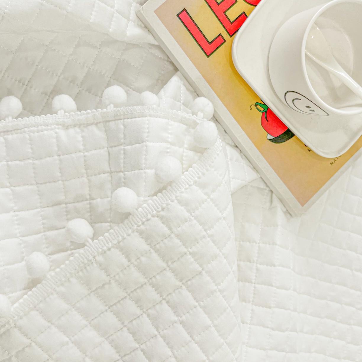 91家纺网 家纺一手货源 找家纺 乐卧 2026新款球球边水洗棉夏凉被-乐趣 奶油白