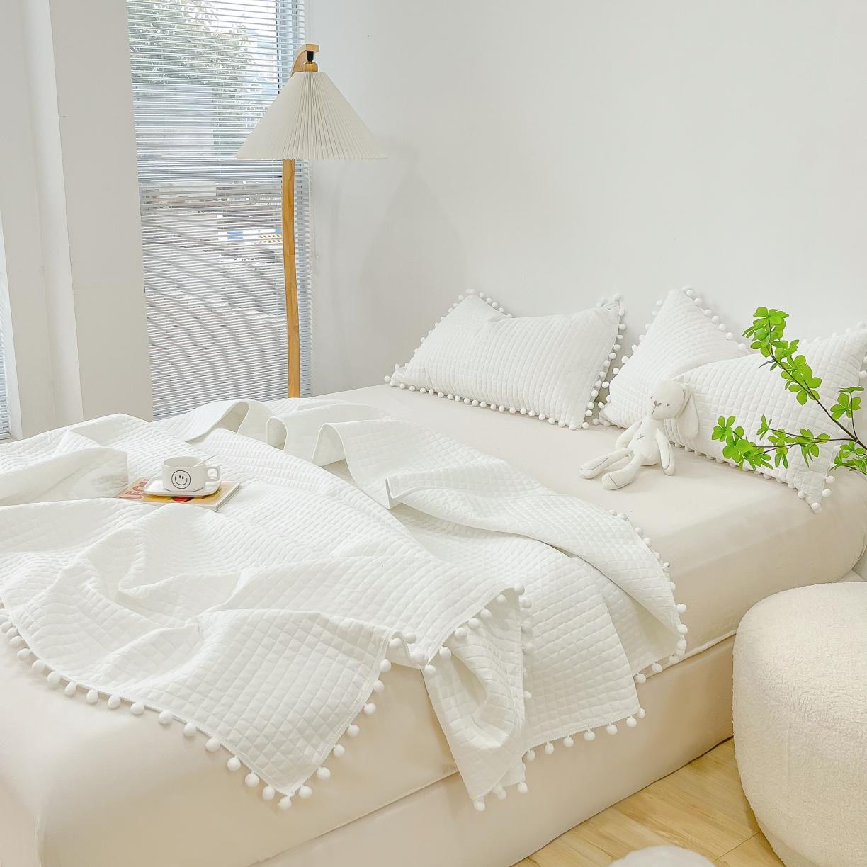 91家纺网 家纺一手货源 找家纺 乐卧 2026新款球球边水洗棉夏凉被-乐趣 奶油白
